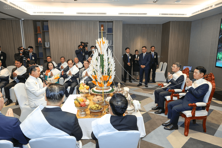 Thủ tướng Chính phủ Lê Minh Hưng và Thủ tướng Chính phủ Lào Saleumxay Kommasith cùng dự lễ buộc chỉ cổ tay truyền thống của Lào - Ảnh: chinhphu.vn/Nhật Bắc