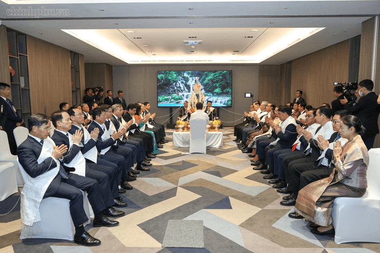 Lễ buộc chỉ cổ tay là phong tục tập quán gắn với đời sống của người dân Lào từ lâu đời, trở thành nét văn hóa không thể thiếu trong cuộc sống của người dân Lào - Ảnh: chinhphu.vn/Nhật Bắc