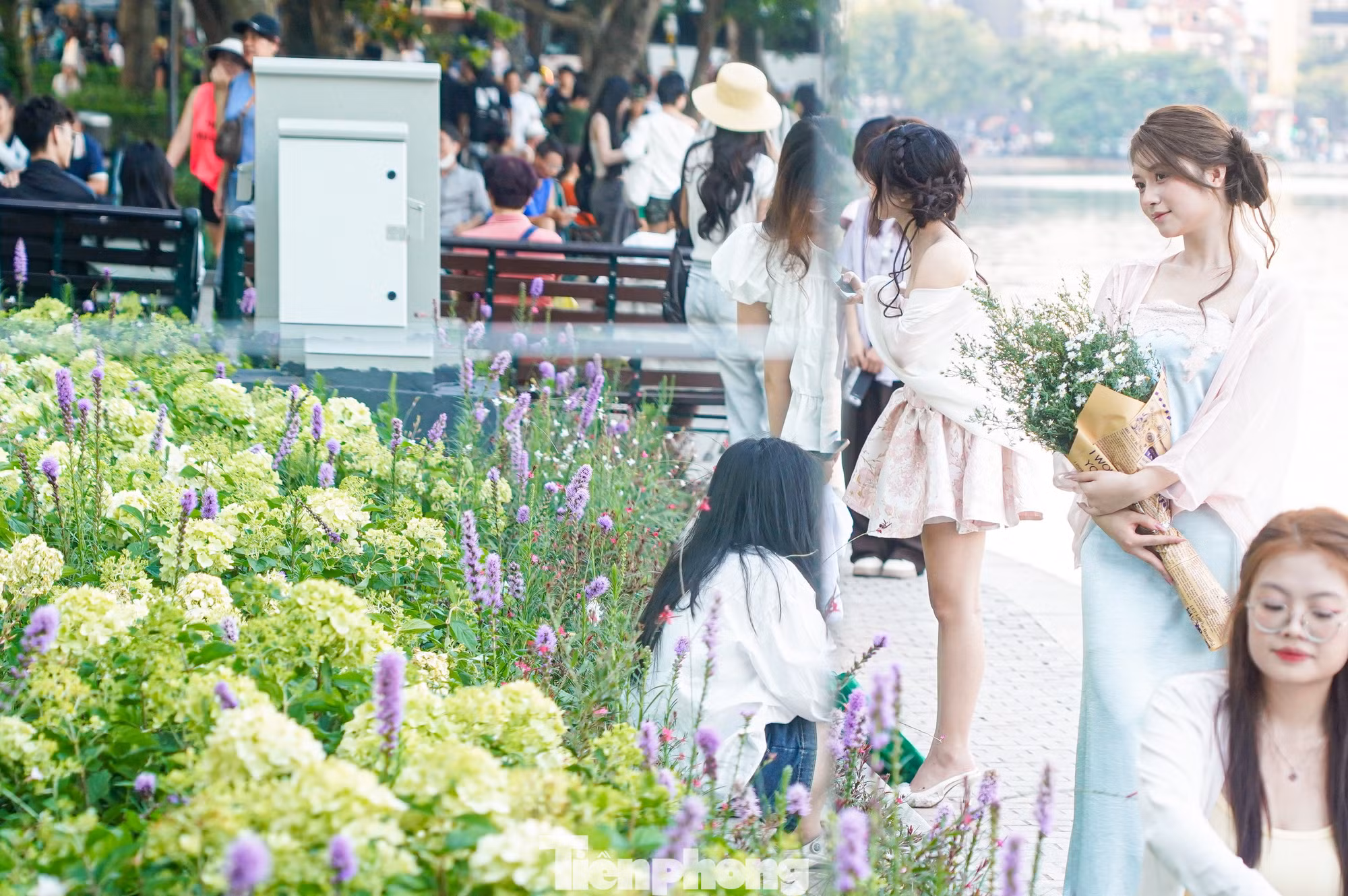Bồn hoa đa sắc phản chiếu qua khung gương thu hút nhiều thiếu nữ chụp ảnh.