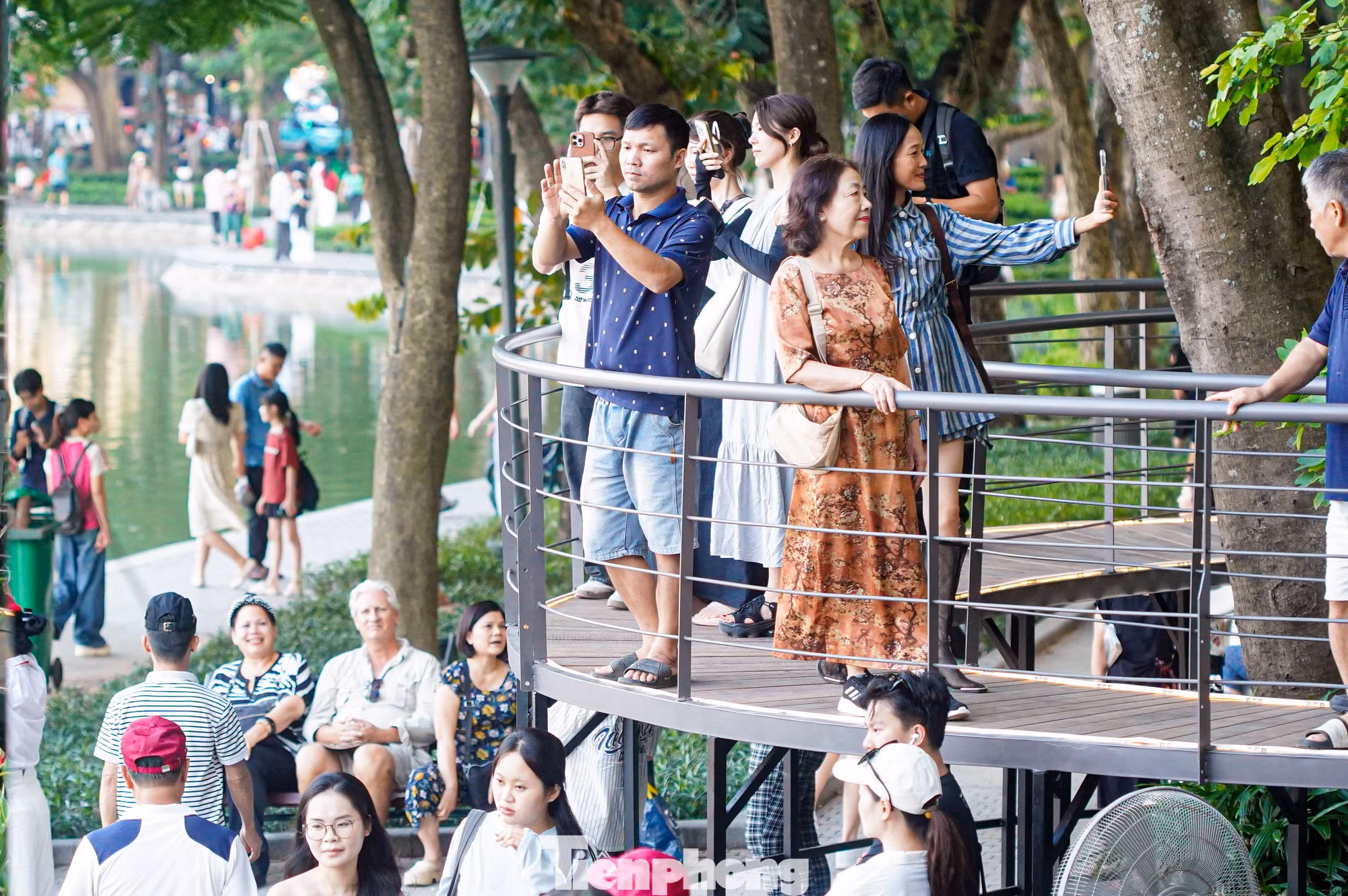 Không gian này được kỳ vọng tạo thêm điểm nhấn cho cảnh quan, đồng thời đem đến những trải nghiệm mới tại khu vực hồ Hoàn Kiếm vốn quen thuộc với người dân và du khách trong dịp 10/10.