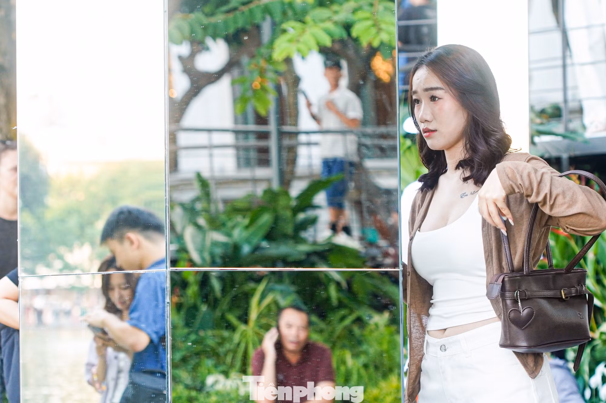 Lan Anh (phường Từ Liêm, Hà Nội) thích thú khi được trải nghiệm cảnh quan tại khu vực hồ Hoàn Kiếm. "Nhiều góc để check-in mình cũng loay hoay để chọn được vị trí ưng ý", Lan Anh nói.